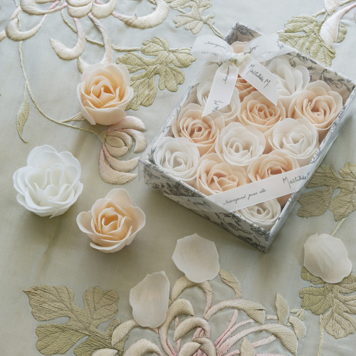 Coffret de 12 roses en feuilles de savon blanches et nude - Parfum Rose