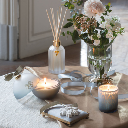 Bougie parfumée Boule de Noël Rubans de Fête 210 g - Musc Irisé